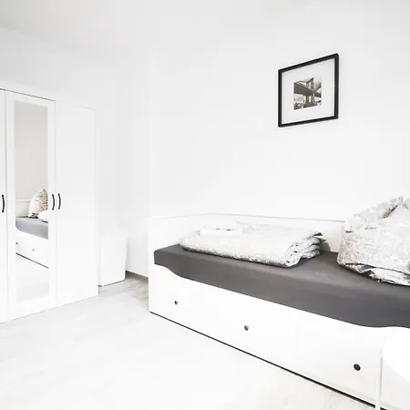 Sh Team 4 Fuer Max 19 Personen L Monteure L Messe L Business Apartment *